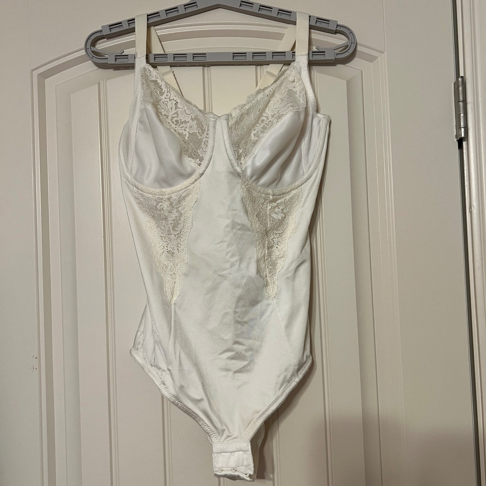 Maidenform Off White Lace Trim Bodysuit Underwire Firm Control 38D